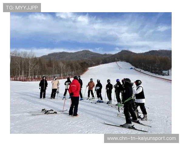 冰雪运动学院开展少儿滑雪兴趣课程与安全陪练培训，滑雪技能培训